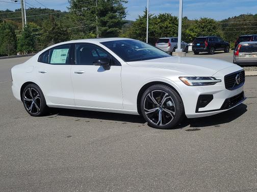 2024 Volvo S60 B5 Plus Dark