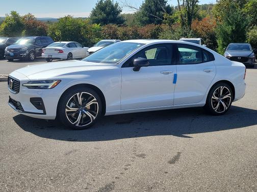 2024 Volvo S60 B5 Plus Dark