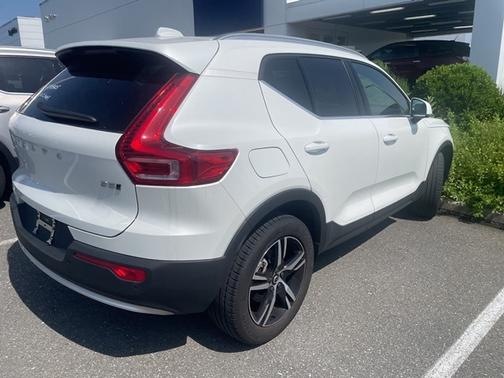2025 Volvo XC40 B5 Core