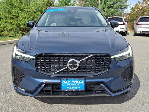 2024 Volvo XC60 B5 Ultimate Dark Theme