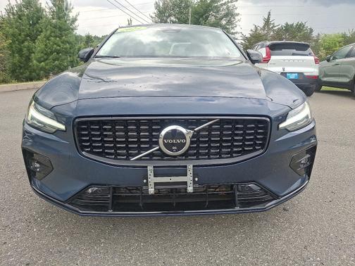2024 Volvo S60 B5 Plus Dark Theme