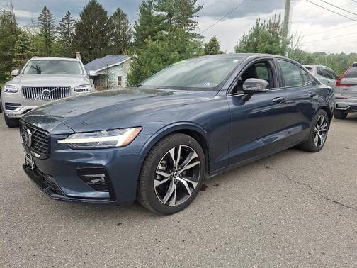 2024 Volvo S60 B5 Plus Dark Theme