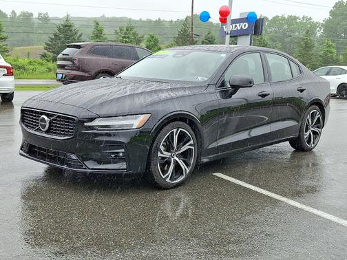 2024 Volvo S60 B5 Core Dark Theme