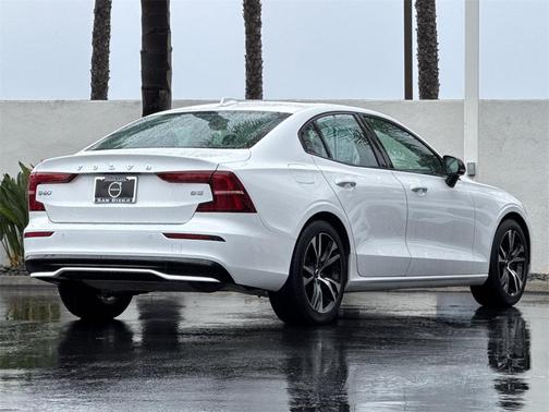 2024 Volvo S60 B5 Core Dark Theme