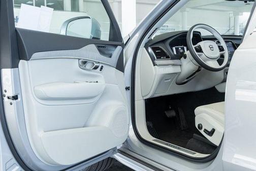2025 Volvo XC90 B6 Plus 6-Seater