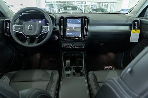 2025 Volvo XC40 B5 Core Bright Theme