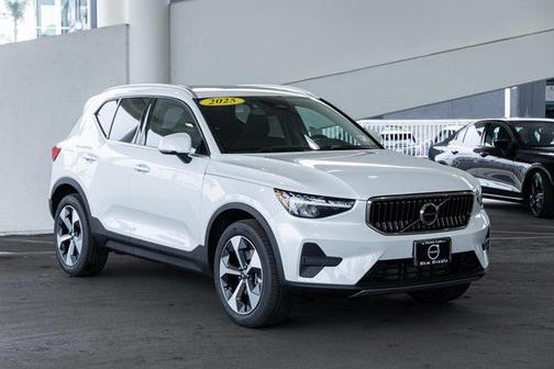 2025 Volvo XC40 B5 Core Bright Theme