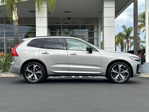 2023 Volvo XC60 B5 Ultimate Dark Theme