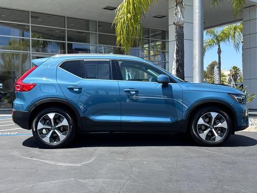 Fjord Blue Metallic 2025 Volvo XC40 B5 Plus Bright Theme