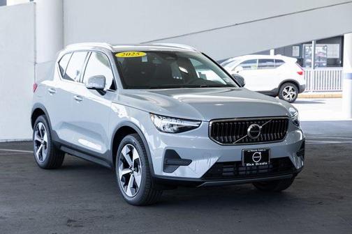 2025 Volvo XC40 B5 Core Bright Theme