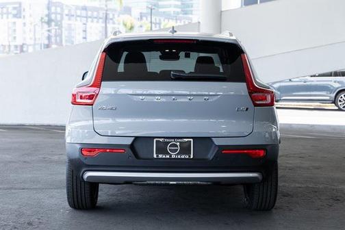 2025 Volvo XC40 B5 Core Bright Theme