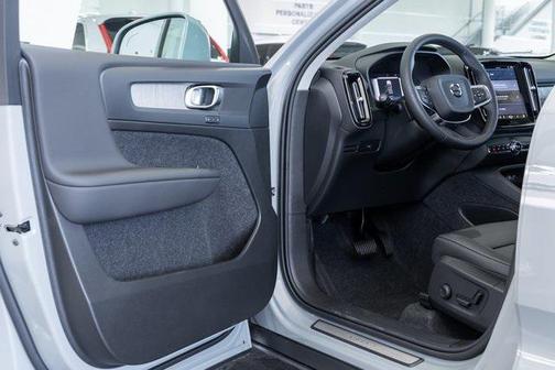2025 Volvo XC40 B5 Core Bright Theme