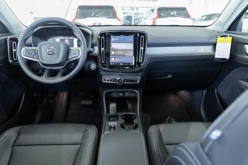 2025 Volvo XC40 B5 Core Bright Theme