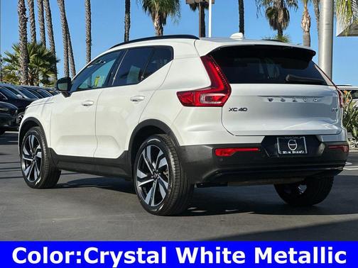 2023 Volvo XC40 B5 Plus Dark Theme