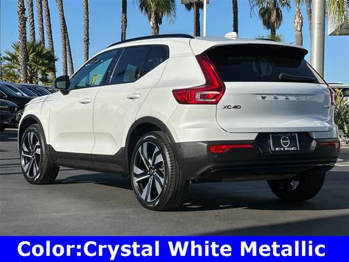 2023 Volvo XC40 B5 Plus Dark Theme