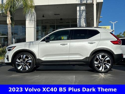 2023 Volvo XC40 B5 Plus Dark Theme