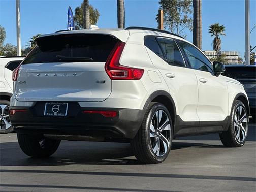 2023 Volvo XC40 B5 Plus Dark Theme