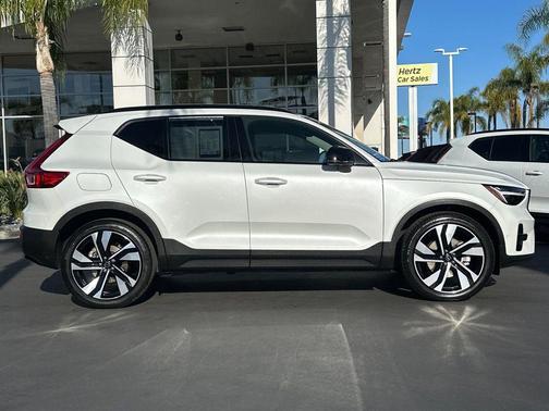 2023 Volvo XC40 B5 Plus Dark Theme