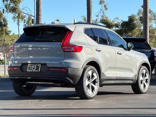 2026 Volvo XC40 Plus, B4 FWD Gas (mild hybrid), Dark
