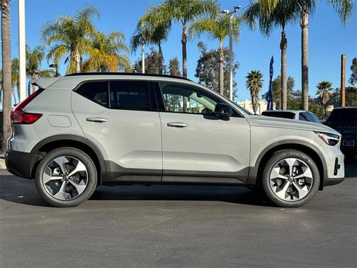 2026 Volvo XC40 Plus, B4 FWD Gas (mild hybrid), Dark