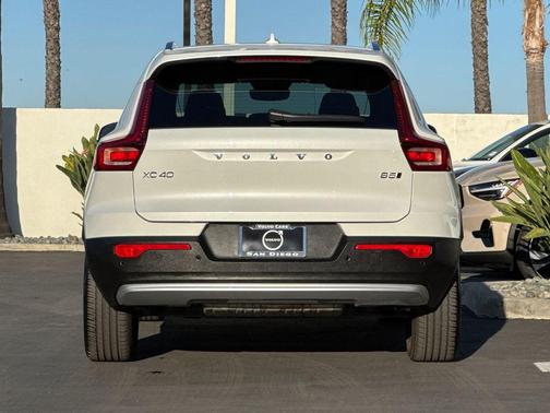 2025 Volvo XC40 B5 Plus Bright Theme