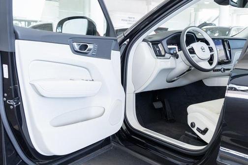 2025 Volvo XC60 Plug-In Hybrid T8 Plus