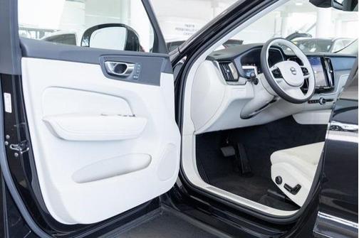 2025 Volvo XC60 Plug-In Hybrid T8 Plus