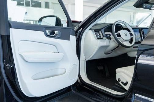 2025 Volvo XC60 Plug-In Hybrid Plus