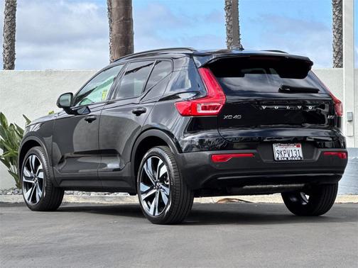 2024 Volvo XC40 B5 Plus Dark Theme