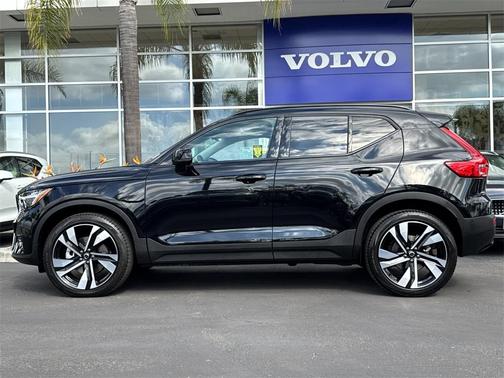 2024 Volvo XC40 B5 Plus Dark Theme