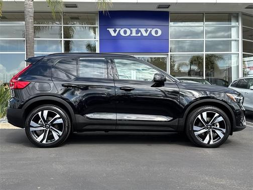 2024 Volvo XC40 B5 Plus Dark Theme