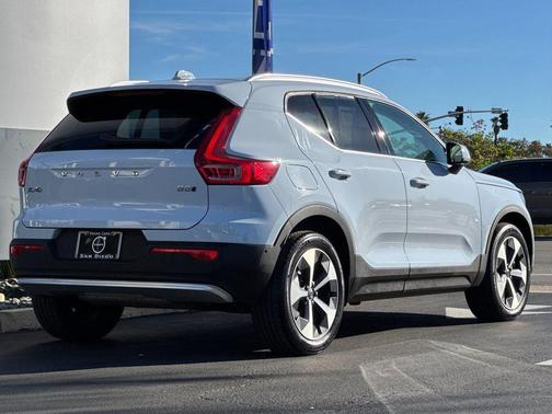 2025 Volvo XC40 B5 Plus Bright Theme