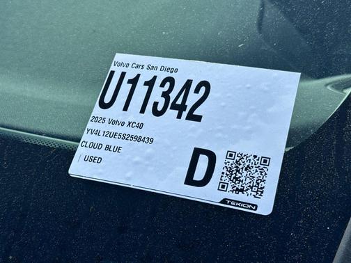 2025 Volvo XC40 B5 Plus Bright Theme