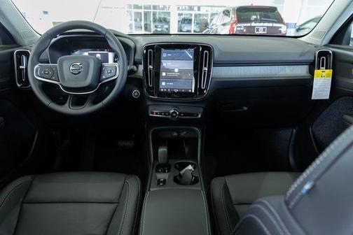 2025 Volvo XC40 B5 Core Bright Theme