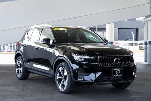 2025 Volvo XC40 B5 Core Bright Theme