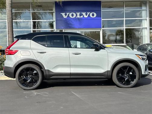 2026 Volvo XC40 B5 Ultra Black Edition