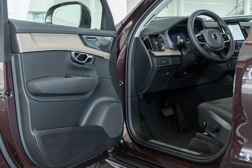 2025 Volvo XC90 B5 Plus 6-Seater