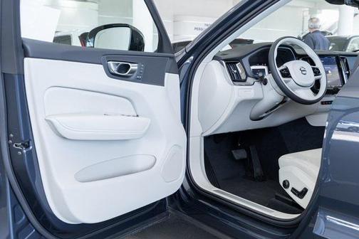 2025 Volvo XC60 Plug-In Hybrid T8 Plus