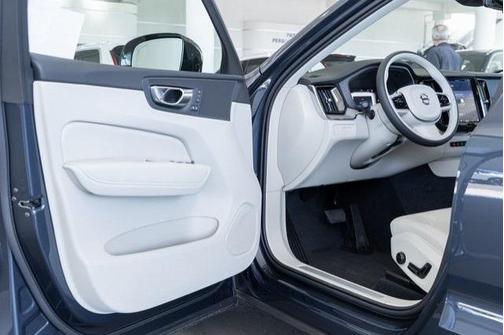2025 Volvo XC60 Plug-In Hybrid T8 Plus