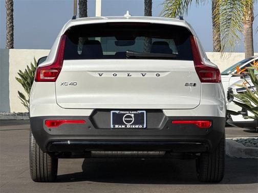 2026 Volvo XC40 B5 Plus