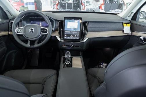 2025 Volvo XC90 B5 Core