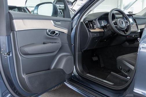 2025 Volvo XC90 B5 Core
