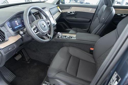 2025 Volvo XC90 B5 Core