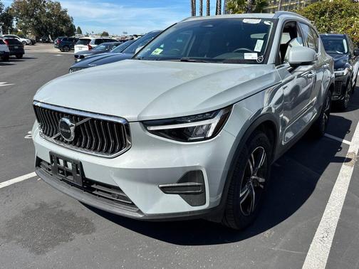 2025 Volvo XC40 B5 Core Bright Theme