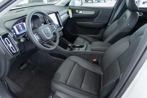 2025 Volvo XC40 B5 Core Bright Theme