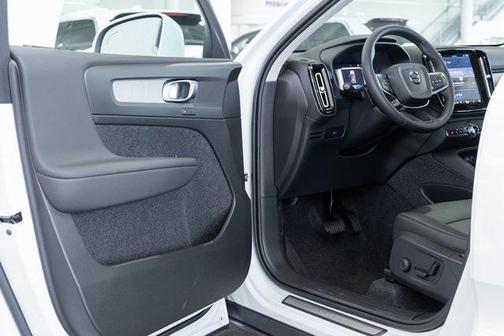 2025 Volvo XC40 B5 Core Bright Theme