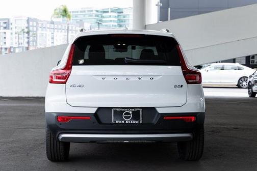 2025 Volvo XC40 B5 Core Bright Theme