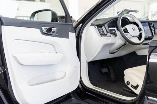 2025 Volvo XC60 Plug-In Hybrid Plus