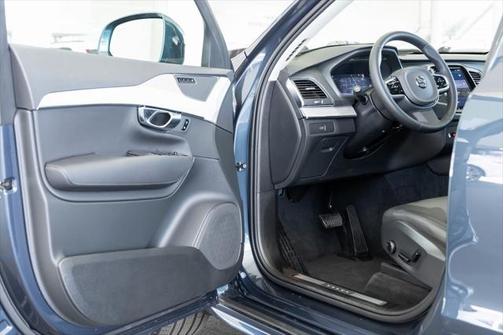 2025 Volvo XC90 B5 Core