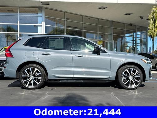 2023 Volvo XC60 B5 Ultimate Dark Theme